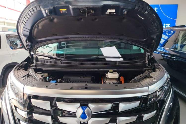 Used Denza D9 2022 DM-i 970 Four-Wheel Drive Flagship Model Engine Bay