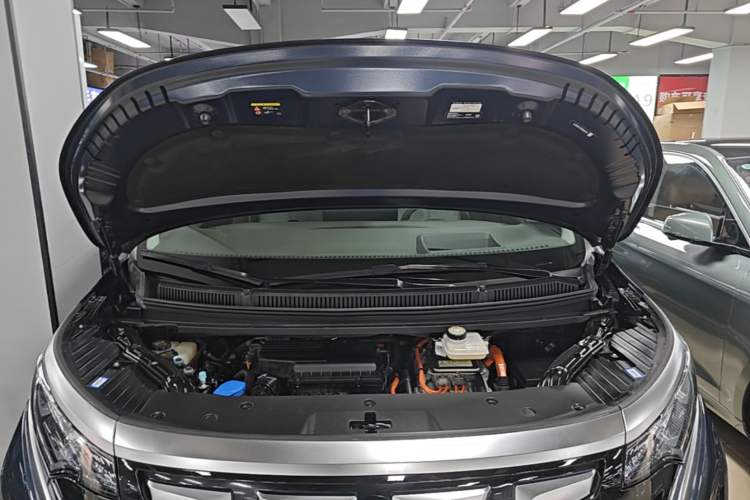 Used Denza D9 2022 DM-i 970 Four-Wheel Drive Flagship Model Engine Bay