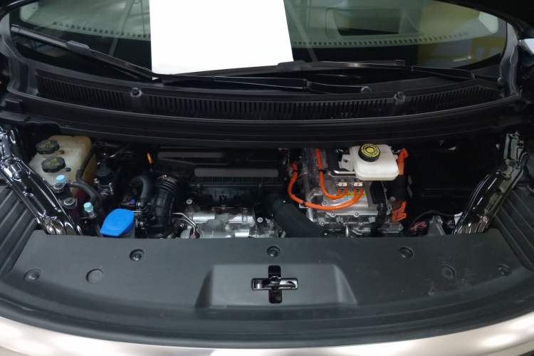 Used Denza D9 2022 DM-i 970 Four-Wheel Drive Flagship Model Engine Bay