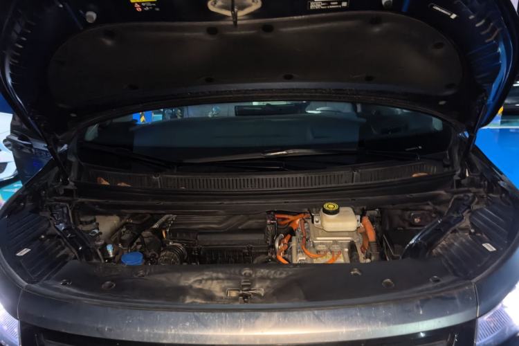Used Denza D9 2022 DM-i 970 Four-Wheel Drive Flagship Model Engine Bay