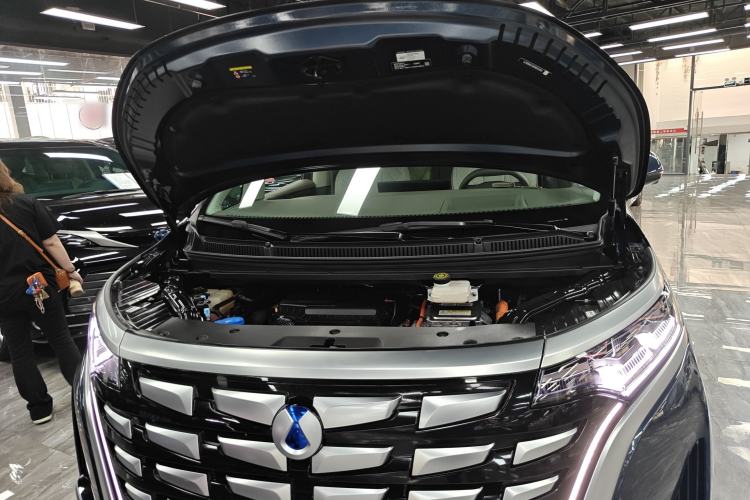 Used Denza D9 2022 DM-i 970 Four-Wheel Drive Flagship Model Engine Bay
