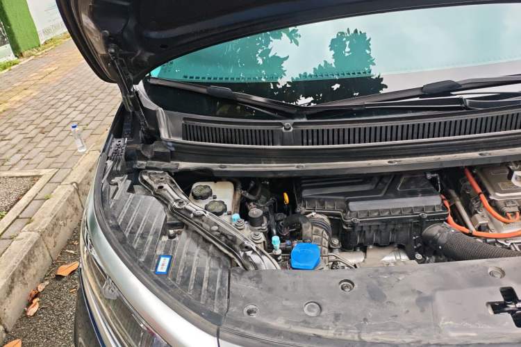 Used Denza D9 2022 DM-i 1040 Prestige Model Engine Bay Right