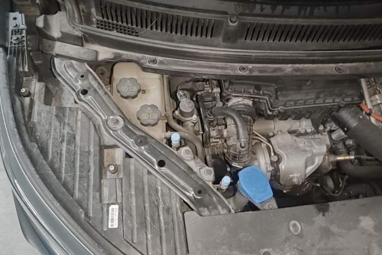 Used Denza D9 2022 DM-i 970 Four-Wheel Drive Flagship Model Engine Bay Right