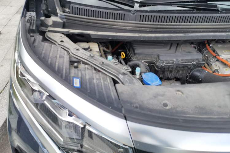 Used Denza D9 2022 DM-i 970 Four-Wheel Drive Prestige Model Engine Bay Right