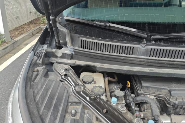 Used Denza D9 2022 DM-i 970 Four-Wheel Drive Flagship Model Engine Bay Right