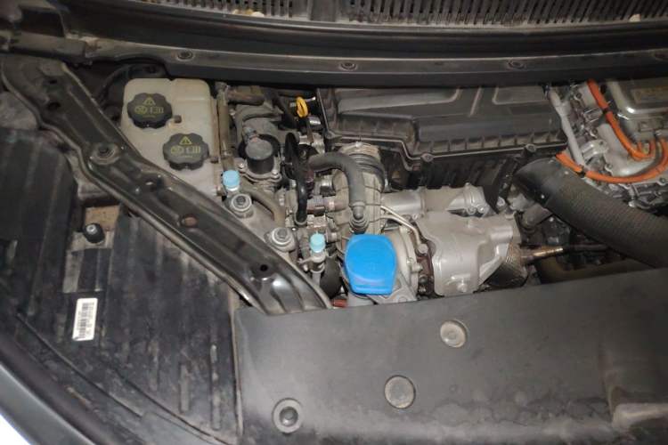 Used Denza D9 2022 DM-i 970 Four-Wheel Drive Prestige Model Engine Bay Right