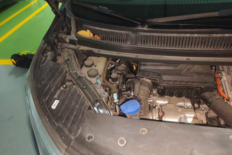 Used Denza D9 2022 DM-i 1040 Prestige Model Engine Bay Right