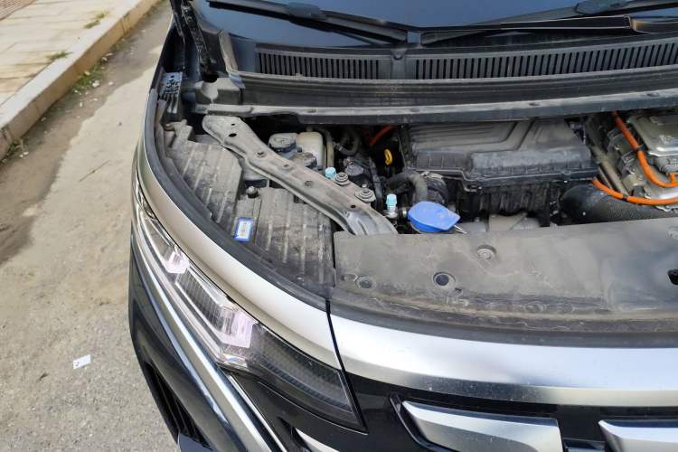 Used Denza D9 2022 DM-i 970 Four-Wheel Drive Flagship Model Engine Bay Right