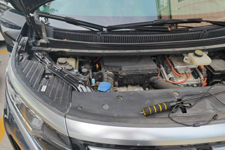 Used Denza D9 2022 DM-i 970 Four-Wheel Drive Flagship Model Engine Bay Right