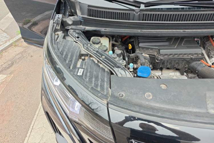 Used Denza D9 2022 DM-i 1040 Prestige Model Engine Bay Right