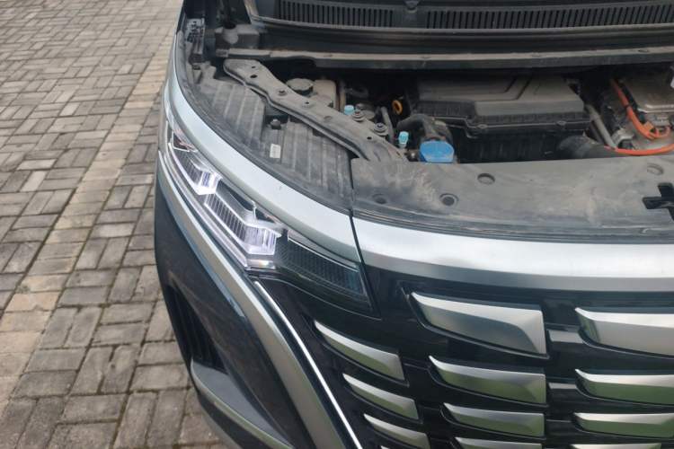 Used Denza D9 2022 DM-i 970 Four-Wheel Drive Flagship Model Engine Bay Right