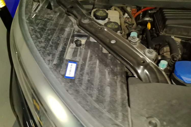 Used Denza D9 2022 DM-i 970 Four-Wheel Drive Flagship Model Engine Bay Right