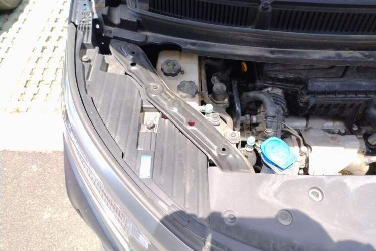 Used Denza D9 2022 DM-i 1040 Prestige Model Engine Bay Right