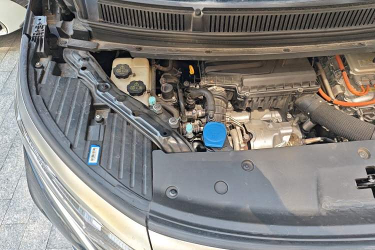 Used Denza D9 2022 DM-i 970 Four-Wheel Drive Flagship Model Engine Bay Right