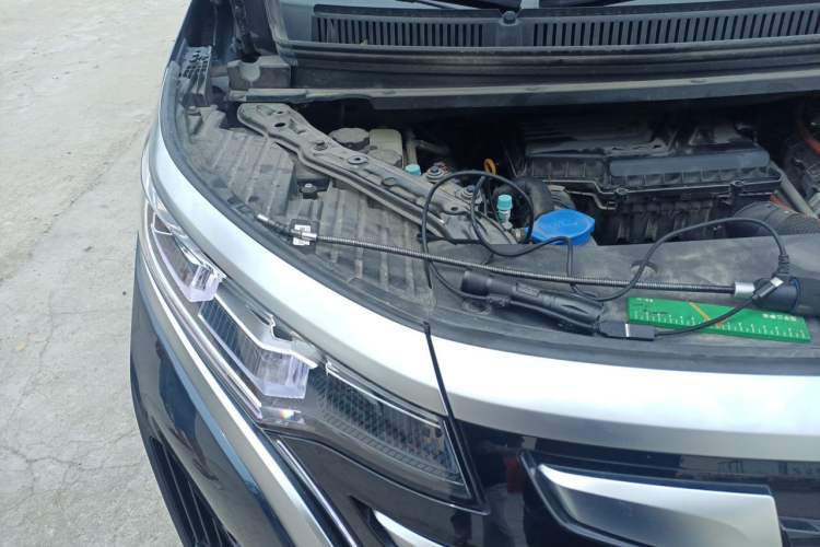 Used Denza D9 2022 DM-i 970 Four-Wheel Drive Flagship Model Engine Bay Right