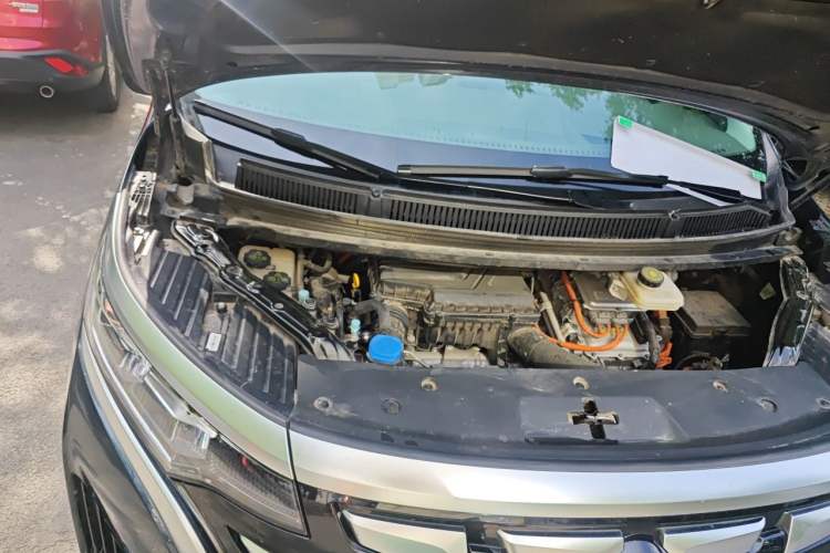 Used Denza D9 2022 DM-i 970 Four-Wheel Drive Flagship Model Engine Bay Right