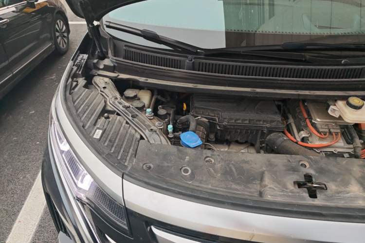 Used Denza D9 2022 DM-i 970 Four-Wheel Drive Flagship Model Engine Bay Right