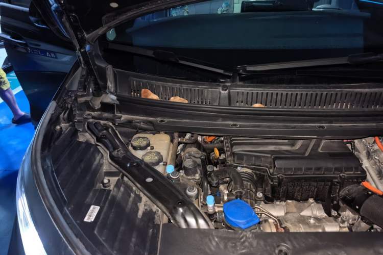 Used Denza D9 2022 DM-i 970 Four-Wheel Drive Flagship Model Engine Bay Right