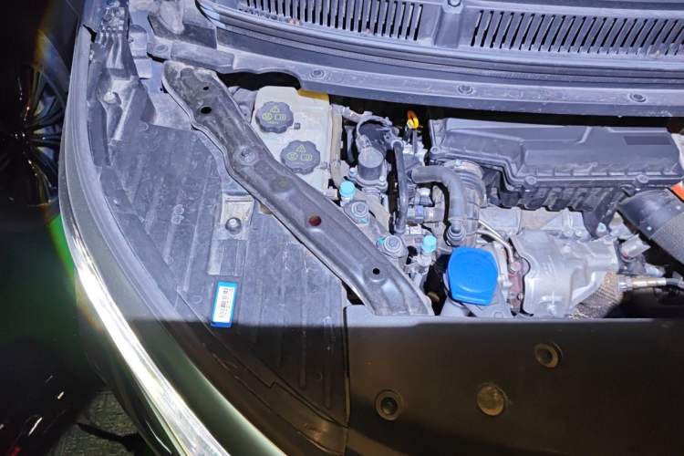 Used Denza D9 2022 DM-i 970 Four-Wheel Drive Prestige Model Engine Bay Right