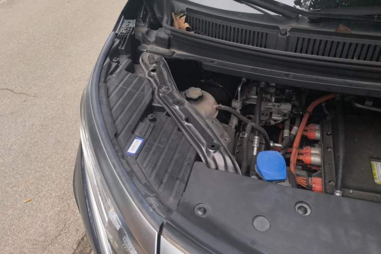 Used Denza D9 2022 EV 600 Four-Wheel Drive Flagship Model Engine Bay Right