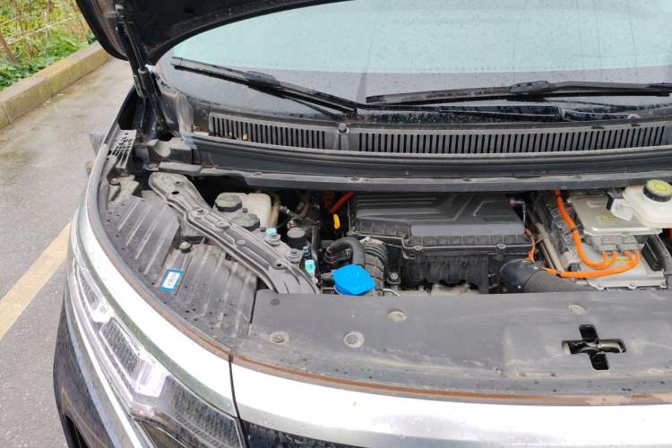 Used Denza D9 2022 DM-i 970 Four-Wheel Drive Prestige Model Engine Bay Right