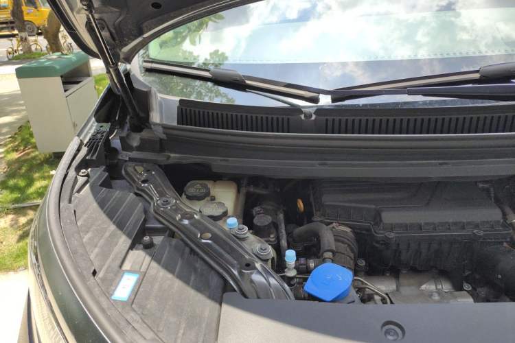 Used Denza D9 2022 DM-i 970 Four-Wheel Drive Prestige Model Engine Bay Right