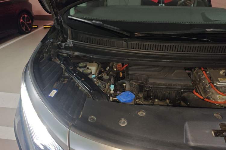 Used Denza D9 2022 DM-i 970 Four-Wheel Drive Prestige Model Engine Bay Right