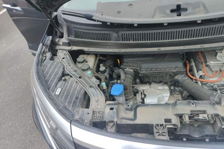 Used Denza D9 2022 DM-i 970 Four-Wheel Drive Prestige Model Engine Bay Right