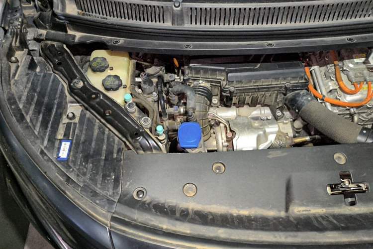 Used Denza D9 2022 DM-i 970 Four-Wheel Drive Prestige Model Engine Bay Right