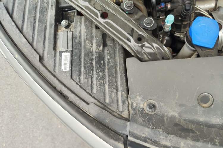 Used Denza D9 2022 DM-i 970 Four-Wheel Drive Flagship Model Engine Bay Right