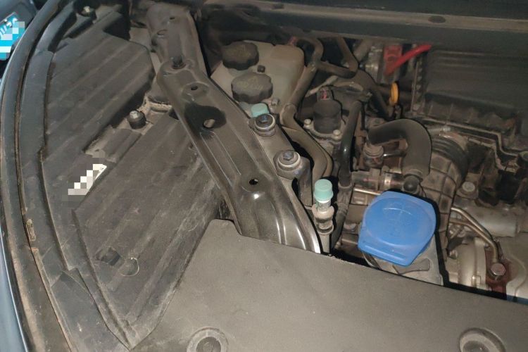 Used Denza D9 2022 DM-i 970 Four-Wheel Drive Prestige Model Engine Bay Right