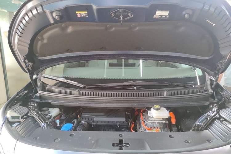 Used Denza D9 2022 DM-i 1040 Prestige Model Engine Bay