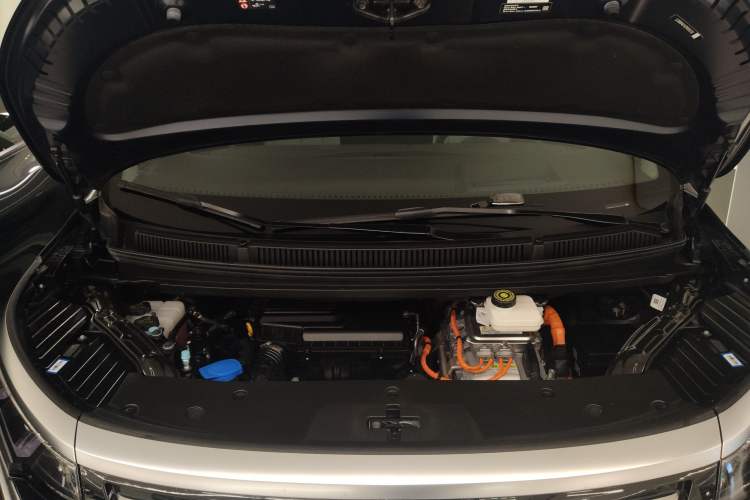 Used Denza D9 2022 DM-i 970 Four-Wheel Drive Flagship Model Engine Bay