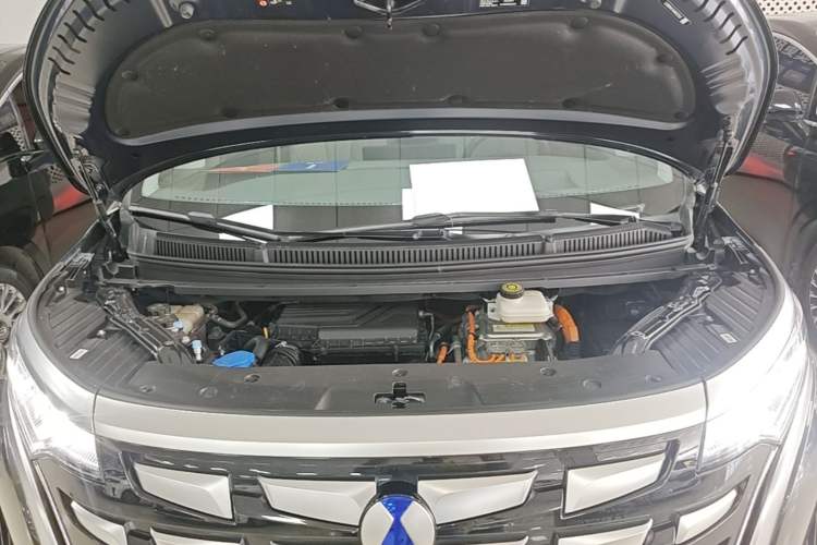 Used Denza D9 2022 DM-i 970 Four-Wheel Drive Flagship Model Engine Bay