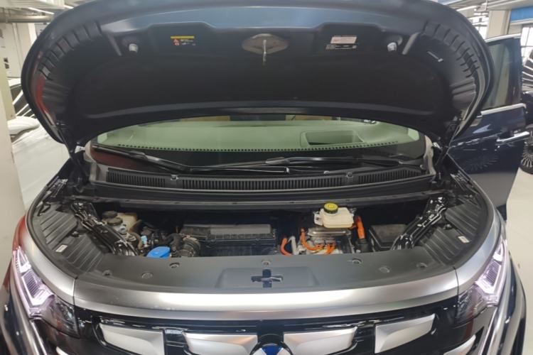 Used Denza D9 2022 DM-i 970 Four-Wheel Drive Flagship Model Engine Bay
