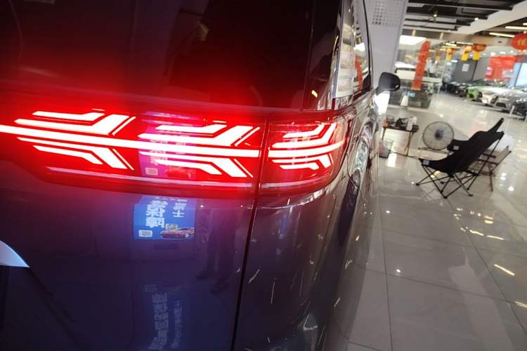 Used Denza D9 2022 DM-i 970 Four-Wheel Drive Flagship Model Exterior 3