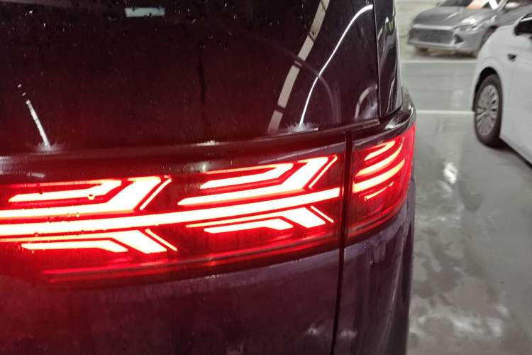 Used Denza D9 2022 DM-i 970 Four-Wheel Drive Flagship Model Exterior 3