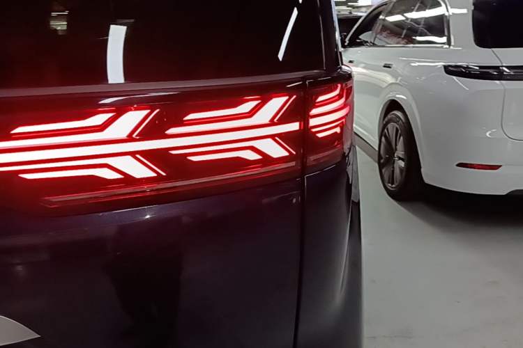 Used Denza D9 2022 DM-i 970 Four-Wheel Drive Flagship Model Exterior 3