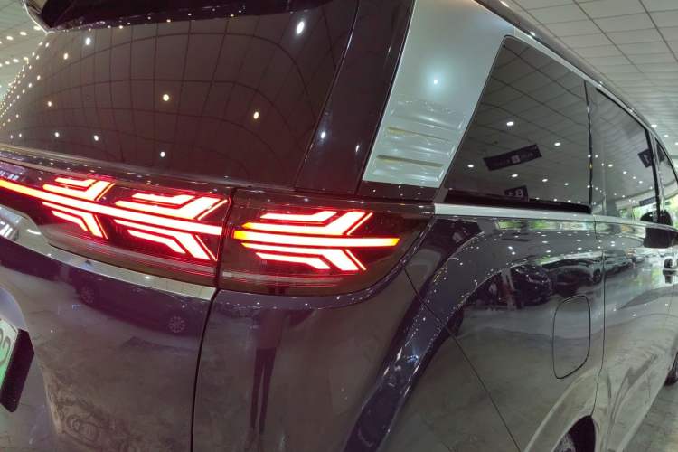 Used Denza D9 2022 DM-i 970 Four-Wheel Drive Flagship Model Exterior 3