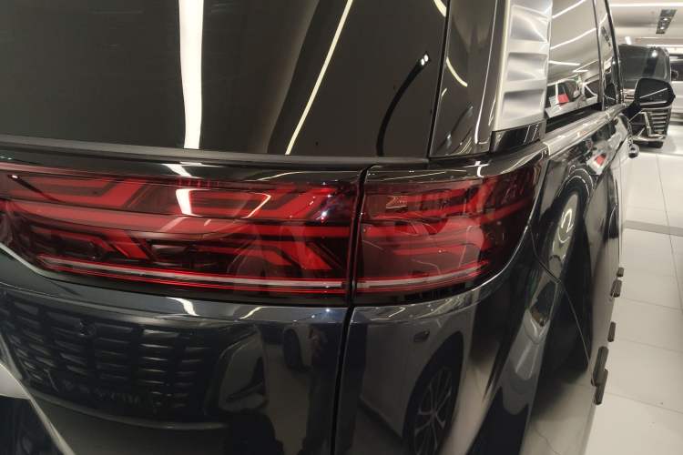 Used Denza D9 2022 DM-i 970 Four-Wheel Drive Flagship Model Exterior 3