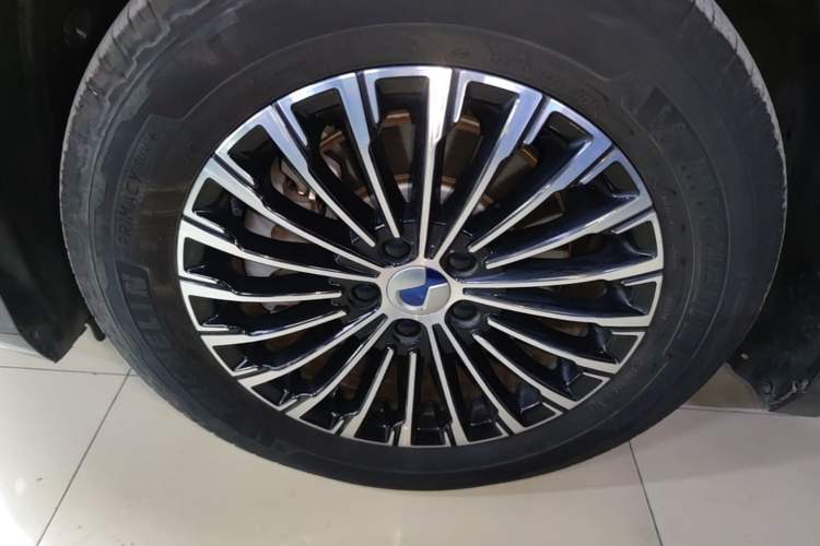 Used Denza D9 2022 DM-i 945 Luxury Model Exterior 4