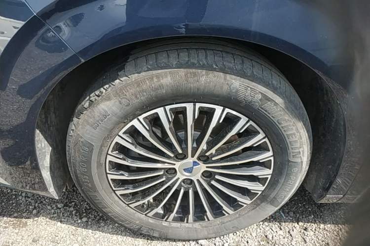 Used Denza D9 2022 DM-i 1040 Prestige Model Exterior 4