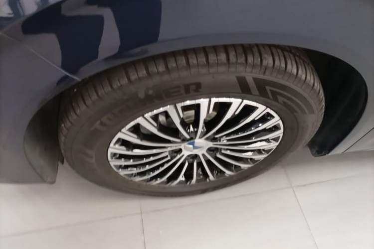 Used Denza D9 2022 DM-i 970 Four-Wheel Drive Flagship Model Exterior 4