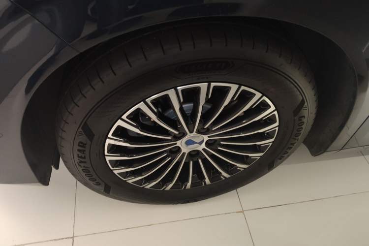 Used Denza D9 2022 DM-i 970 Four-Wheel Drive Flagship Model Exterior 4