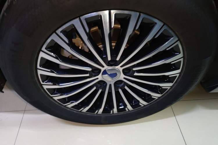 Used Denza D9 2022 DM-i 945 Luxury Model Exterior 5