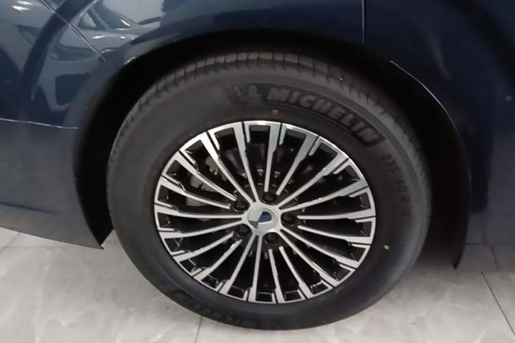 Used Denza D9 2022 DM-i 970 Four-Wheel Drive Prestige Model Exterior 5
