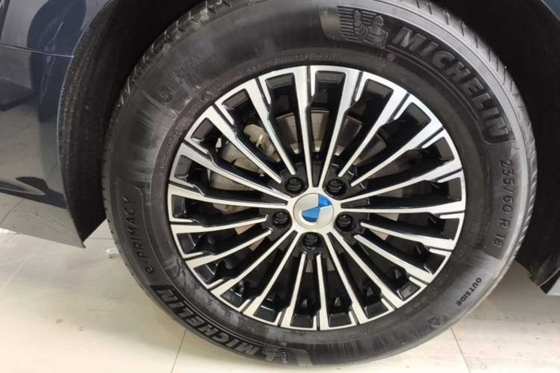 Used Denza D9 2022 DM-i 1040 Prestige Model Exterior 5