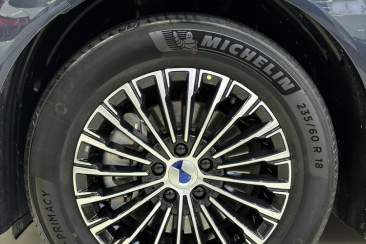 Used Denza D9 2022 DM-i 1040 Prestige Model Exterior 5