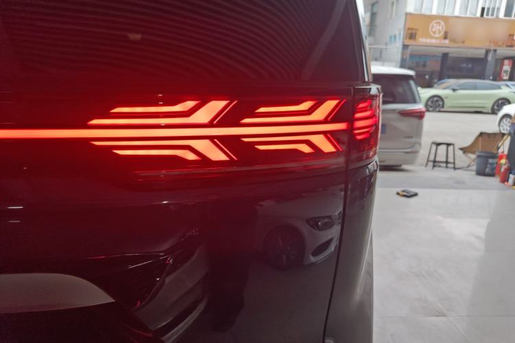 Used Denza D9 2022 DM-i 970 Four-Wheel Drive Prestige Model Exterior 6