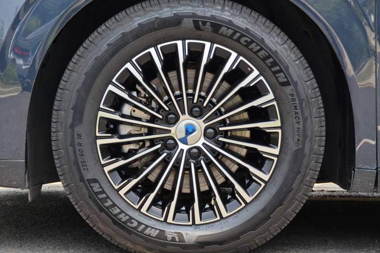 Used Denza D9 2022 DM-i 970 Four-Wheel Drive Prestige Model Exterior 8
